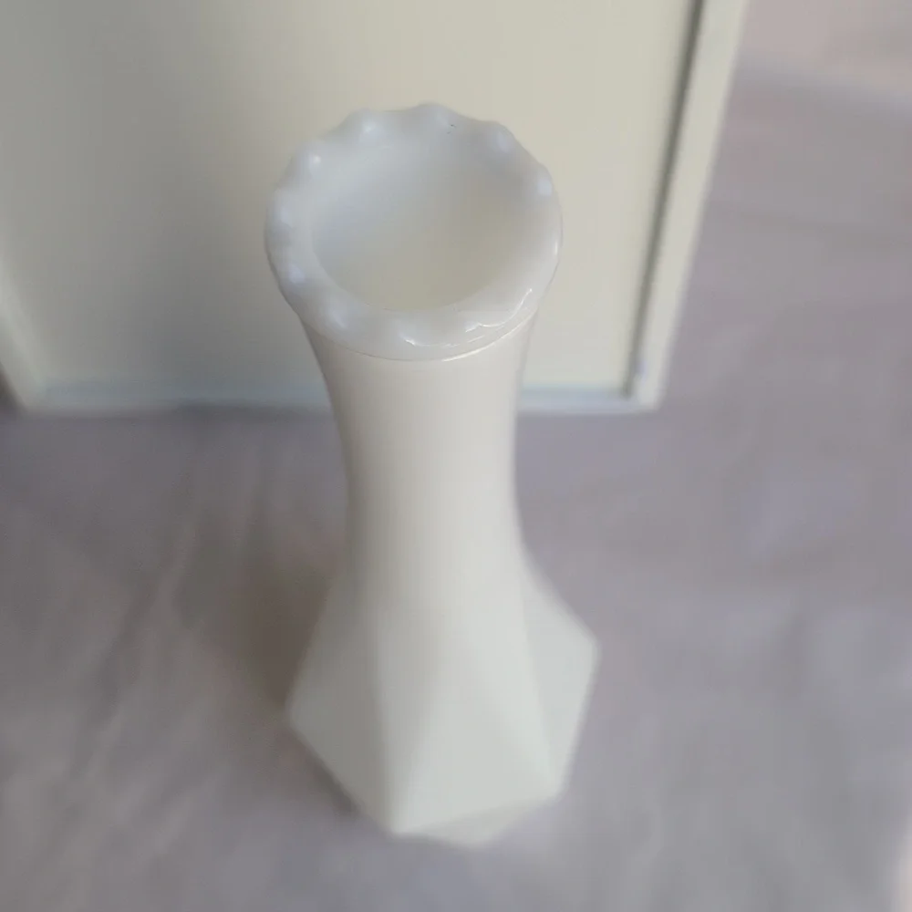 Vintage white milk glass bud vase - Picture 2 of 3